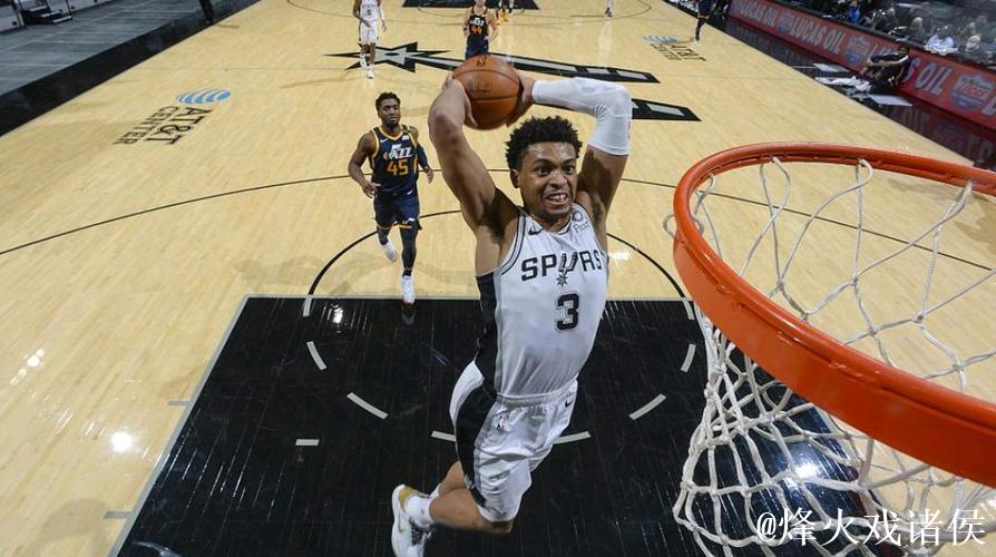 帕克与保罗在场边观战，保罗与文班亚马热情相拥