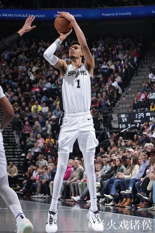 文班亚马31+13统治比赛 尚帕尼三分11中 马刺险胜尼克斯 文班亚马31+13统治比赛 尚帕尼三分11中 马刺险胜尼克斯